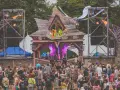Tłum ludzi na festiwalu **summer contrast festival**. Drewniana scena z dekoracjami, głośniki i światła tworzą magiczną atmosferę.