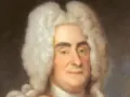 Portret Augusta II Mocnego w peruce. Król spogląda z obrazu z lekkim uśmiechem.