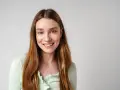 Uśmiechnięta dziewczyna o niebieskich oczach i długich, brązowych włosach. Jej imię, Angelika, niesie ze sobą znaczenie "anielska".