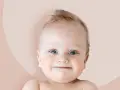Uśmiechnięty chłopiec, Beniamin, którego znaczenie imienia to "syn prawej ręki", z niebieskimi oczami i blond włosami.
