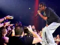 Travis Scott na koncercie w Polsce, fani nagrywają go telefonami.