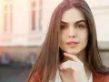Patrycja, zamyślona, z dłonią pod brodą. Jej spojrzenie sugeruje głębokie przemyślenia, być może nad znaczeniem imienia Patrycja.