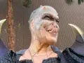Eva Tiamat Medusa, w stylizacji przypominającej mityczną Meduzę, z łuskami i skrzydłami, wygląda jak postać z legend.