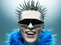 Oki z kolcami i niebieskim boa zapowiada szalone koncerty 2025. Gotowi na rock'n'rolla?
