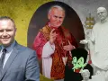 Mężczyzna w garniturze, portret Jana Pawła II, rzeźba papieża i postać z kreskówki. Znaczenie imienia Paweł jest tu symboliczne.