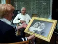 Starsza kobieta pokazuje zdjęcie ślubne, być może z czasów, gdy Jerzy Gierek budował swój życiorys.