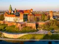 Zamek Królewski na Wawelu, serce Krakowa, drugiej stolicy Polski, w blasku zachodzącego słońca.