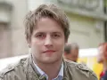 Kamil Maćkowiak, znany z ekranu, w codziennym wydaniu. Jego życie prywatne pozostaje w cieniu kariery, ale ten portret uchwycił jego naturalny urok.