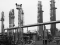 Wielka instalacja przemysłowa z wieżami destylacyjnymi i rurociągami. To właśnie tutaj powstają produkty, których nazwy zaczynają się od "rwpg co to".