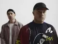 Dwóch mężczyzn w czapkach, jeden w sztruksowej kurtce, drugi w bluzie z napisem "Is this dream". Czy to zapowiedź problem koncertów 2025?