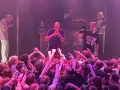 Koncertowy tłum szaleje, a na scenie widać artystę. Skąd jest Zabson? Z pewnością z tego miejsca, gdzie fani kochają jego muzykę!