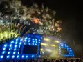 Nocny koncert z fajerwerkami nad sceną. Tłum ludzi podziwia widowisko, a nad nimi rozbłyskują kolorowe petardy.
