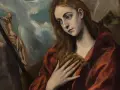 Smutna Magdalena w czerwonej szacie, z dłonią na piersi, obok krzyża z ukrzyżowanym Chrystusem. Jej postać symbolizuje głębokie znaczenie imienia Magdalena.