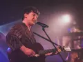 Wojtek Szumański na koncertach, śpiewający i grający na gitarze akustycznej.