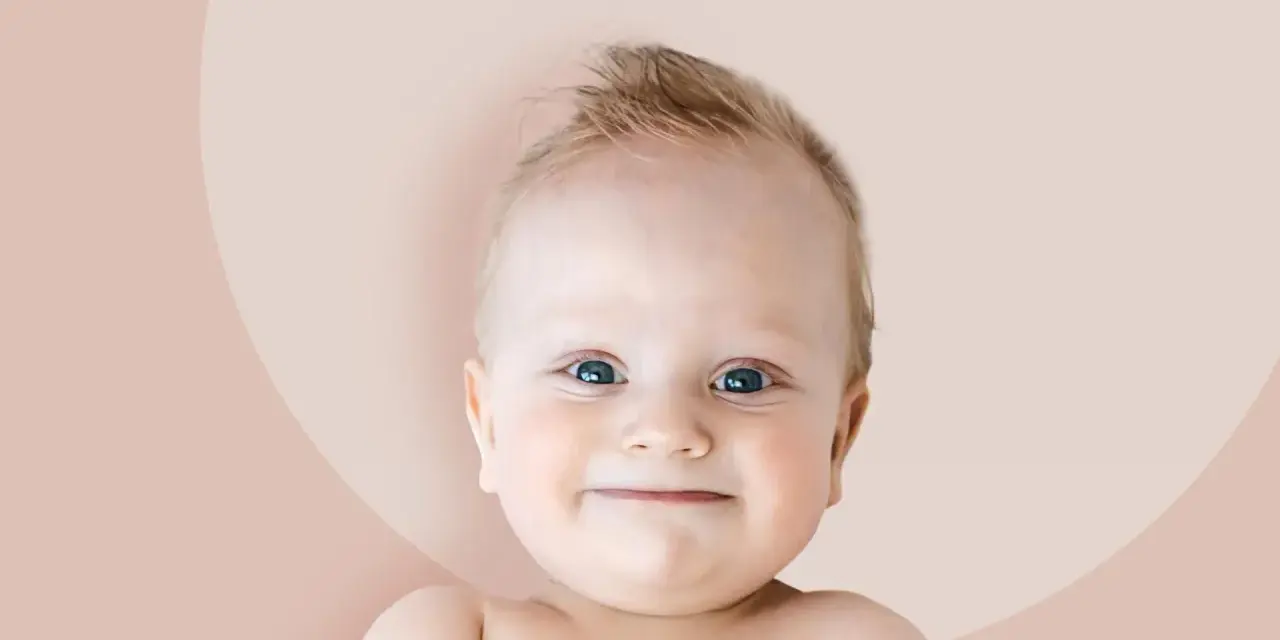 Uśmiechnięty chłopiec, Beniamin, którego znaczenie imienia to "syn prawej ręki", z niebieskimi oczami i blond włosami.