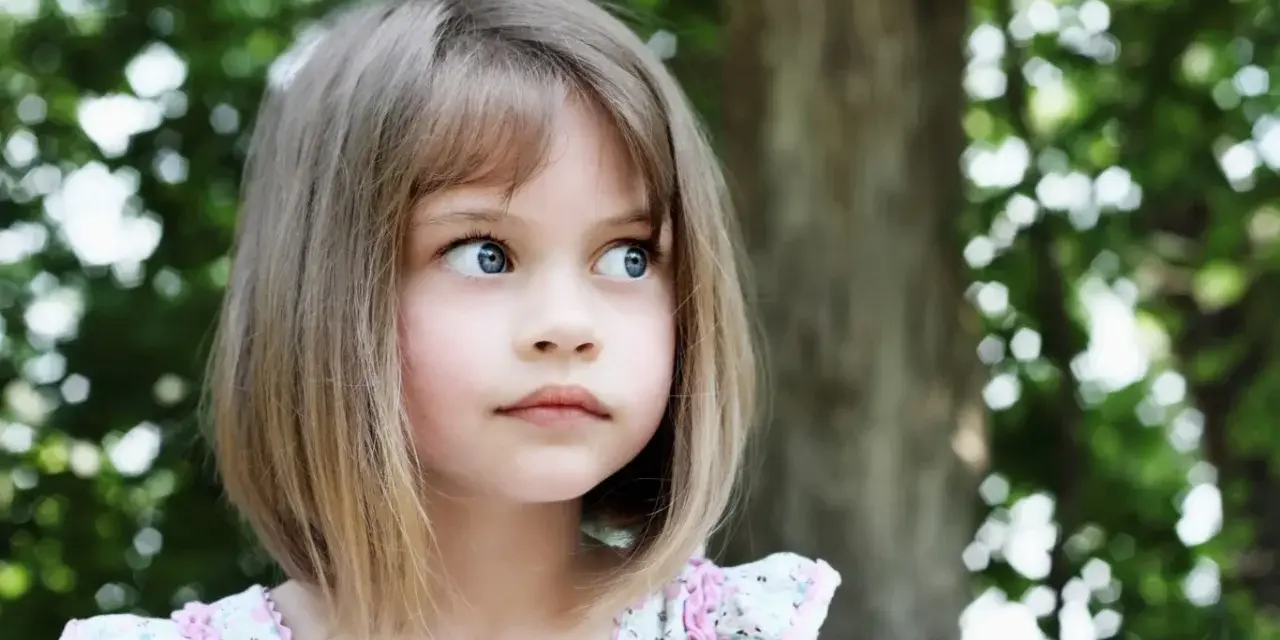 Urocza dziewczynka o niebieskich oczach, Justyna. Jej imię oznacza "sprawiedliwa", a ona sama wygląda na ciekawską i pełną życia.