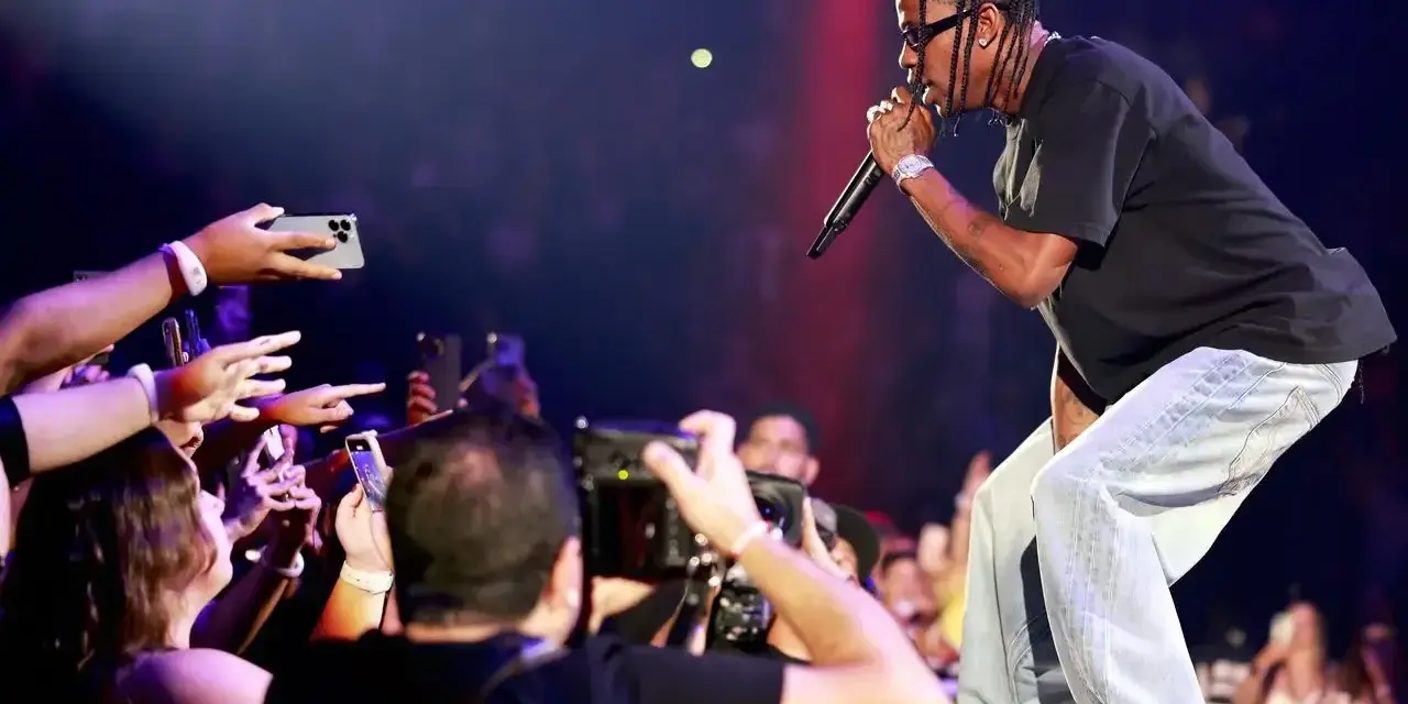 Travis Scott na koncercie w Polsce, fani nagrywają go telefonami.