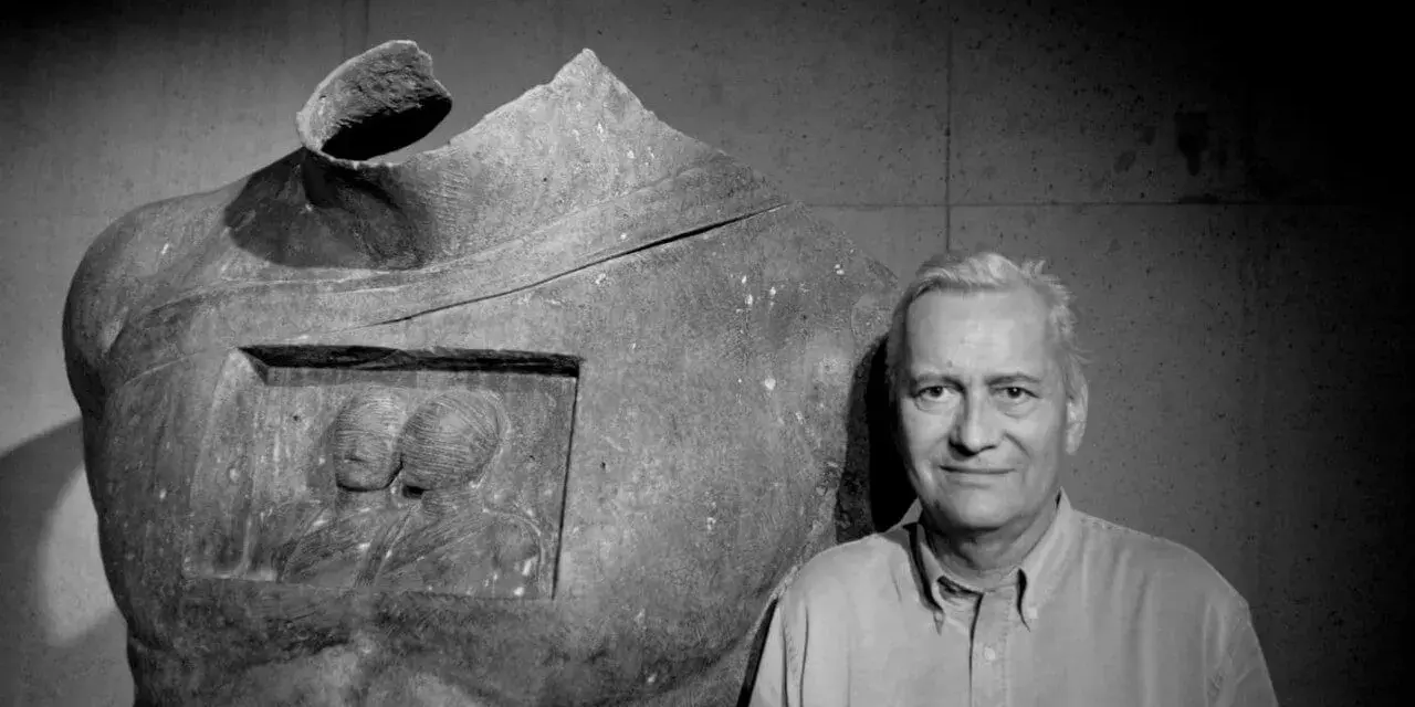 Igor Mitoraj obok swojej rzeźby, uchwycony w kadrze, który zdaje się opowiadać o jego życiu prywatnym i twórczości.