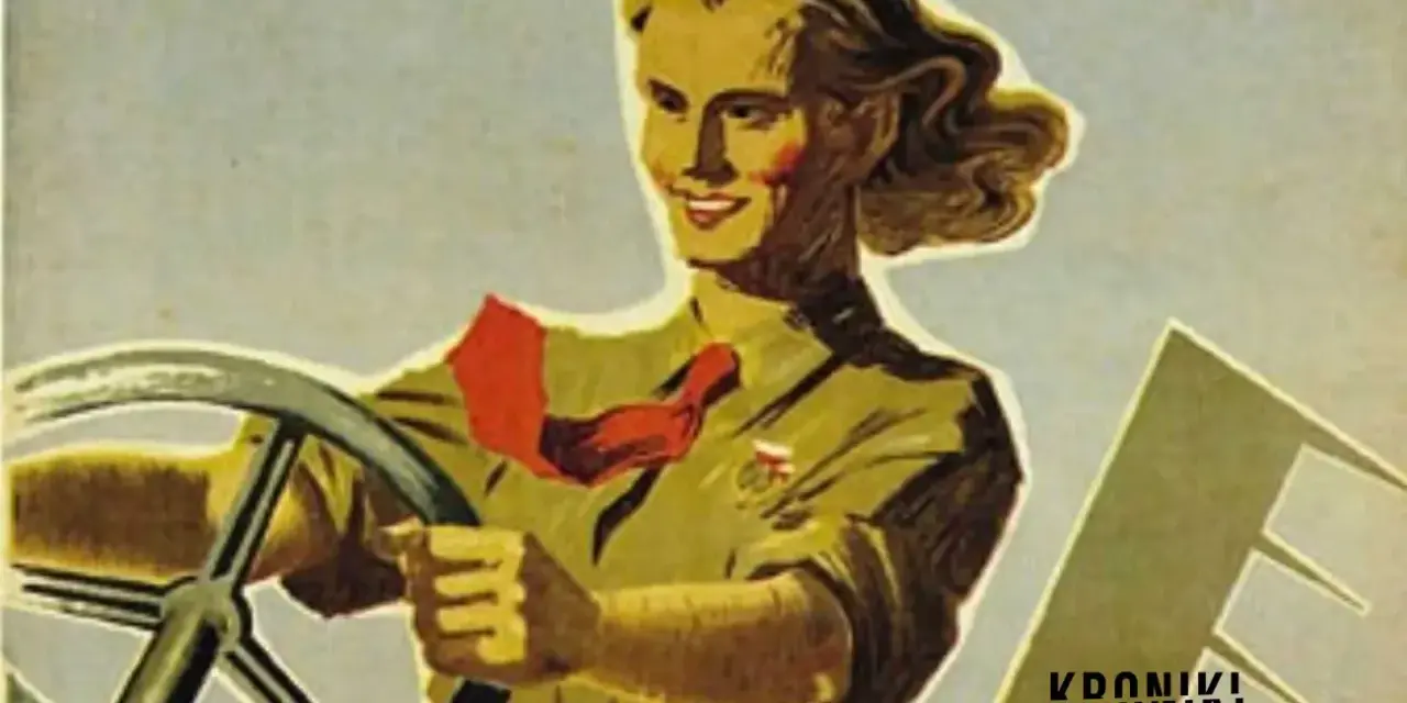 Uśmiechnięta kobieta za kierownicą, symbol postępu i siły. W tle fragment napisu "KRONIKI DZIEJÓW", nawiązujący do historycznych polskich plakatów propagandowych.