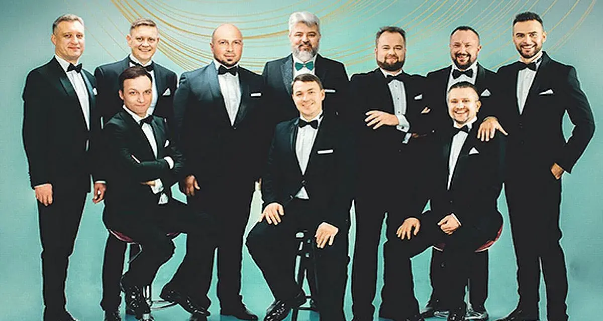 Dziesięciu mężczyzn w czarnych smokingach, tworzących 10 tenorów skład.