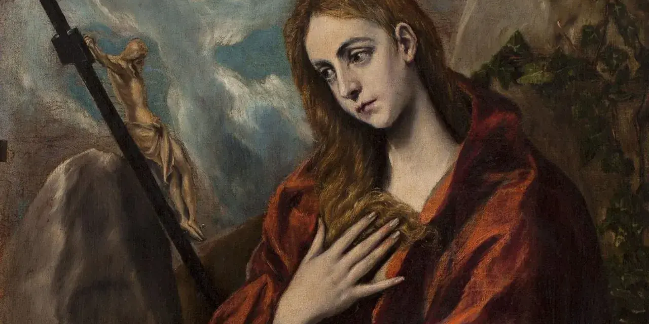Smutna Magdalena w czerwonej szacie, z dłonią na piersi, obok krzyża z ukrzyżowanym Chrystusem. Jej postać symbolizuje głębokie znaczenie imienia Magdalena.
