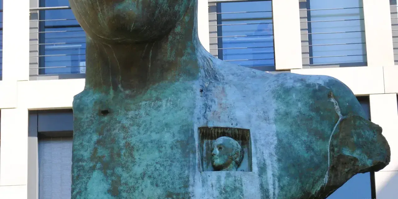 Rzeźba Igora Mitoraja, symbolizująca jego twórczość i pytania o życie. Na co zmarł? Tajemnica pozostaje.