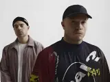 Dwóch mężczyzn w czapkach, jeden w sztruksowej kurtce, drugi w bluzie z napisem "Is this dream". Czy to zapowiedź problem koncertów 2025?