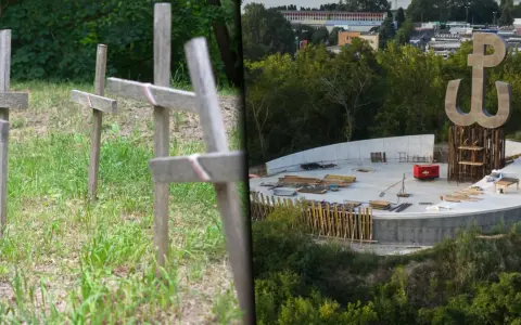 Drewniane krzyże na trawie i symbol Polski Walczącej w budowie. Park Akcji "Burza" upamiętnia bohaterów.