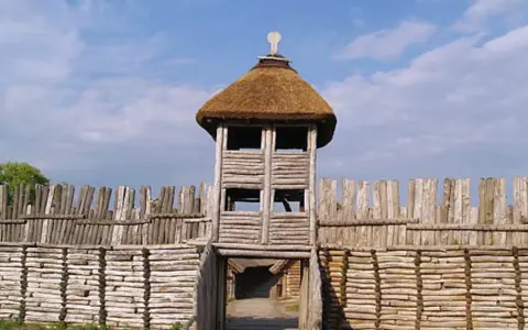 Gród z wieżą i wałami obronnymi. Czy Poznań był stolicą Polski? Warto odwiedzić takie miejsca, by poczuć ducha historii.