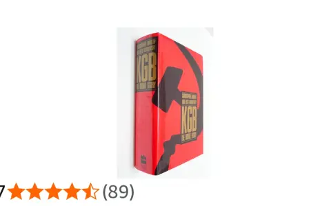 Książka "KGB: The Inside Story" Christophera Andrew i Olega Gordijewskiego, czerwona okładka z sierpem i młotem.