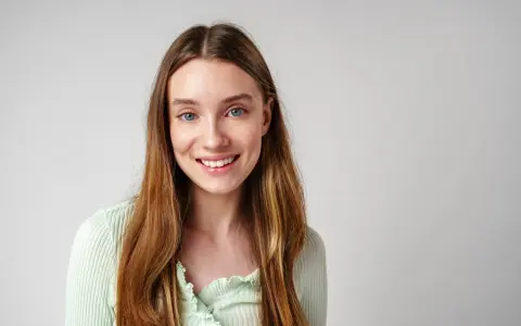 Uśmiechnięta dziewczyna o niebieskich oczach i długich, brązowych włosach. Jej imię, Angelika, niesie ze sobą znaczenie "anielska".