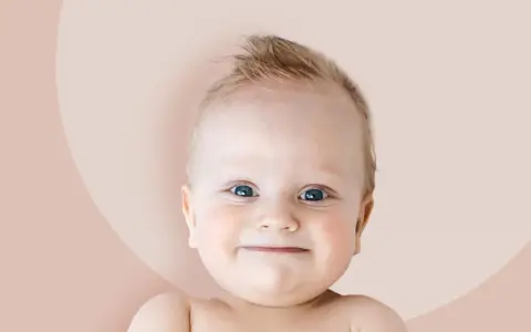 Uśmiechnięty chłopiec, Beniamin, którego znaczenie imienia to "syn prawej ręki", z niebieskimi oczami i blond włosami.