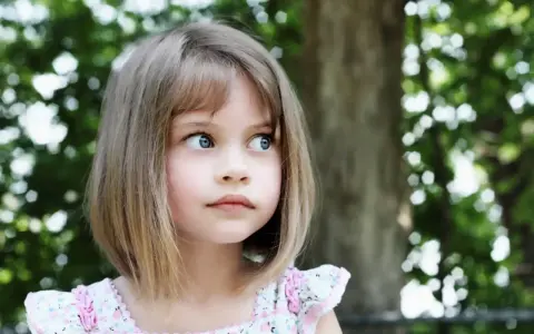 Urocza dziewczynka o niebieskich oczach, Justyna. Jej imię oznacza "sprawiedliwa", a ona sama wygląda na ciekawską i pełną życia.