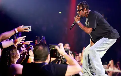 Travis Scott na koncercie w Polsce, fani nagrywają go telefonami.
