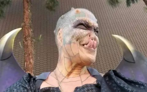 Eva Tiamat Medusa, w stylizacji przypominającej mityczną Meduzę, z łuskami i skrzydłami, wygląda jak postać z legend.