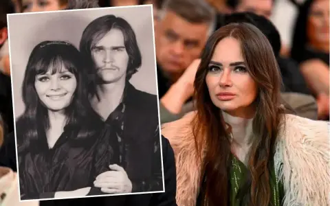 Ania Rusowicz z bratem na starym zdjęciu i współczesna Ania Rusowicz w futrzanym płaszczu.