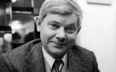 Zbigniew, którego imię oznacza "tego, który przegania gniew", uśmiecha się do obiektywu.