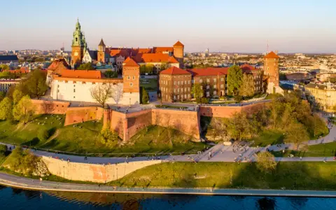 Zamek Królewski na Wawelu, serce Krakowa, drugiej stolicy Polski, w blasku zachodzącego słońca.