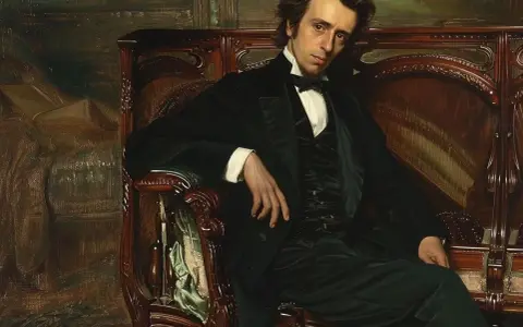 Portret Fryderyka Chopina, który inspiruje do poznania jego bogatego życiorysu. Kompozytor w eleganckim stroju siedzi na fotelu.