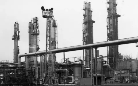 Wielka instalacja przemysłowa z wieżami destylacyjnymi i rurociągami. To właśnie tutaj powstają produkty, których nazwy zaczynają się od "rwpg co to".