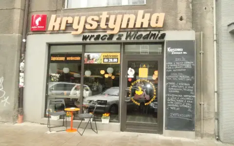 Krystynka wraca z Wiednia, zapraszając na pyszne zupy i dania. Wita nas menu na tablicy.
