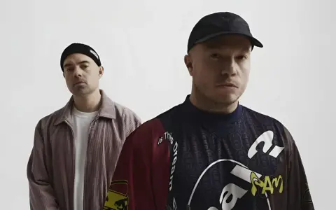 Dwóch mężczyzn w czapkach, jeden w sztruksowej kurtce, drugi w bluzie z napisem "Is this dream". Czy to zapowiedź problem koncertów 2025?