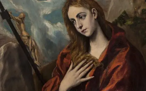 Smutna Magdalena w czerwonej szacie, z dłonią na piersi, obok krzyża z ukrzyżowanym Chrystusem. Jej postać symbolizuje głębokie znaczenie imienia Magdalena.