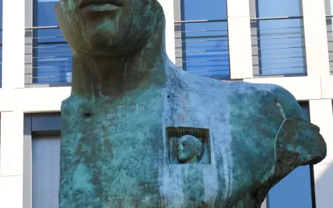 Rzeźba Igora Mitoraja, symbolizująca jego twórczość i pytania o życie. Na co zmarł? Tajemnica pozostaje.