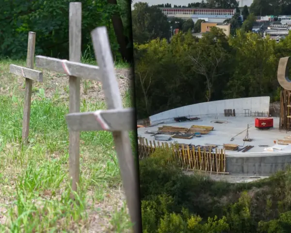Drewniane krzyże na trawie i symbol Polski Walczącej w budowie. Park Akcji "Burza" upamiętnia bohaterów.