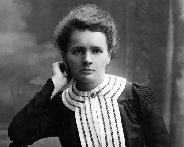 Portret Marii Skłodowskiej-Curie, naukowczyni, która odkryła polon i rad. Najważniejsze informacje o jej życiu i pracy.
