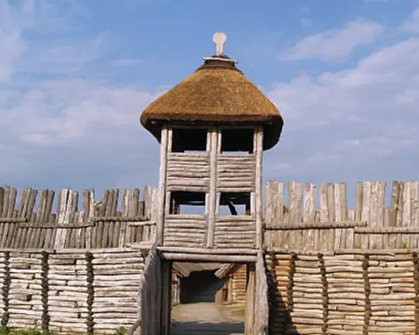 Gród z wieżą i wałami obronnymi. Czy Poznań był stolicą Polski? Warto odwiedzić takie miejsca, by poczuć ducha historii.