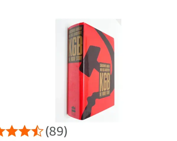 Książka "KGB: The Inside Story" Christophera Andrew i Olega Gordijewskiego, czerwona okładka z sierpem i młotem.