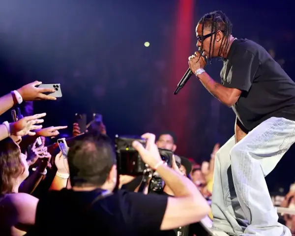Travis Scott na koncercie w Polsce, fani nagrywają go telefonami.