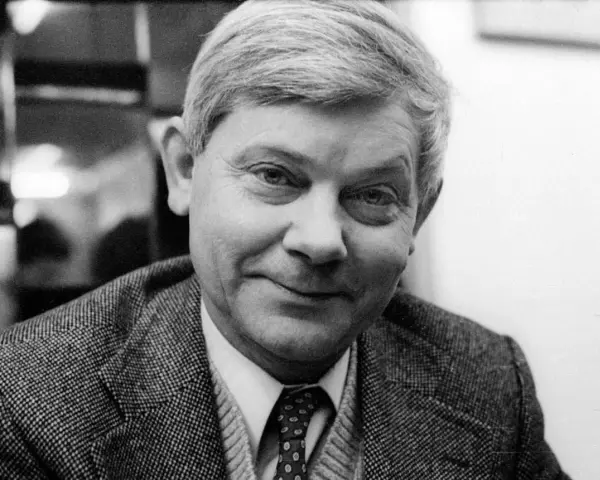 Zbigniew, którego imię oznacza "tego, który przegania gniew", uśmiecha się do obiektywu.